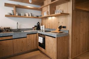 Køkken eller tekøkken på SportLodge MOUNTAIN SUITE - AlpenLuxus Collection + 24 billeder