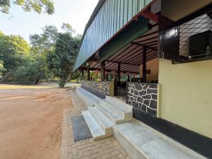 Bygningen som campingpladsen ligger i