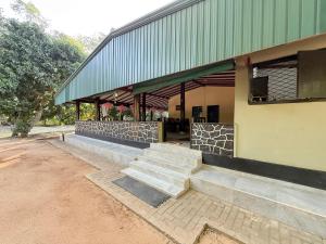 Bygningen som campingpladsen ligger i + 9 billeder