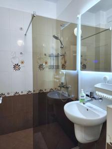 A bathroom at Sunny Central Apartment Még 44 kép