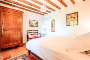 En eller flere senge i et værelse på Joli mas "Rêve de lune" en plein coeur du Luberon + 55 billeder