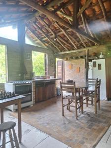 eine Küche mit Tisch und Stühlen in einem Zimmer in der Unterkunft Casa rústica divertida in Florianópolis
