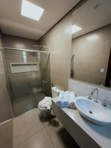 een badkamer met een wastafel, een toilet en een douche bij Hotel Pousada Arcádia Mineira in Ouro Preto +90 foto's