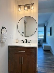 un bagno con lavandino e specchio di Waena Inn Unit 2 Newly Renovated Maui Private Suite a Wailuku