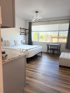 una camera con due letti e una sala da pranzo con tavolo di Waena Inn Unit 2 Newly Renovated Maui Private Suite a Wailuku