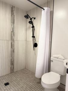un bagno con doccia e WC di Waena Inn Unit 2 Newly Renovated Maui Private Suite a Wailuku