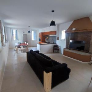 ein Wohnzimmer mit Sofa und Kamin in der Unterkunft De Uait Aus in Fossalta di Piave