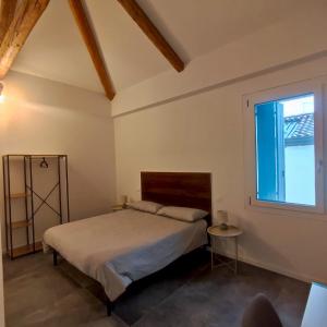 ein Schlafzimmer mit einem Bett und einem Fenster in der Unterkunft De Uait Aus in Fossalta di Piave