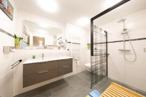 Phòng tắm tại Alte Fischfabrik Am Leuchtturm