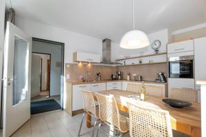 a kitchen with a table and chairs in a kitchen at Strandhaus Meeresperle in Ostseebad Sellin