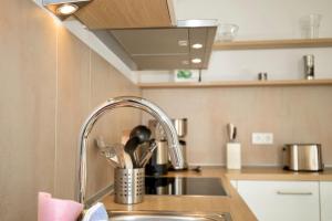 a kitchen counter with a sink and a sink at Strandhaus Meeresperle in Ostseebad Sellin