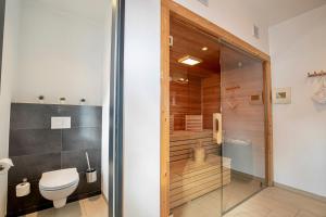 a bathroom with a shower and a toilet in it at Strandhaus Meeresperle in Ostseebad Sellin +5 photos