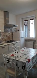 eine Küche mit einem Tisch, auf dem eine Kiste steht in der Unterkunft Casetta Monterano in Canale Monterano