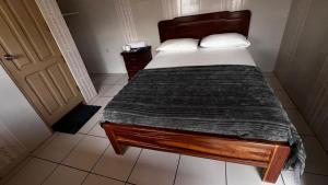 een slaapkamer met een bed met een houten frame en een deur bij Recidencial NUBE 69 in Santa Cruz de la Sierra +5 foto's