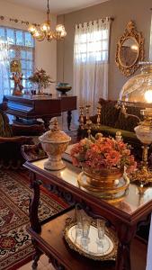 een woonkamer met een tafel met bloemen erop bij Imperial in Lauro de Freitas