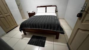 een bed in een kleine kamer met een deur bij Recidencial NUBE 69 in Santa Cruz de la Sierra