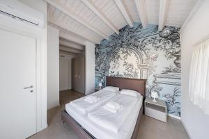 een slaapkamer met een bed en een muur met bloemen bij Villa Prestige in Sirmione +89 foto's