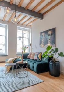 a living room with a green couch and a table at Number 9 holiday apartments in Middelburg