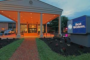 ein bestes westliches Schild vor einem Gebäude in der Unterkunft Best Western Williamsburg Historic District in Williamsburg