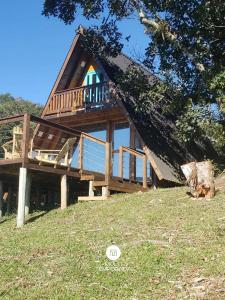 een huis met een terras op een heuvel bij Rancho Sol Poente - Rancho Queimado - SC in Rancho Queimado