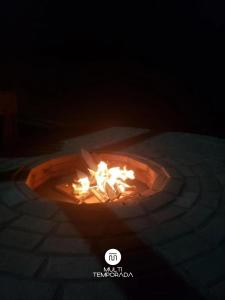 Een vuur brandt in een vuurkuil in het donker. bij Rancho Sol Poente - Rancho Queimado - SC in Rancho Queimado +33 foto's