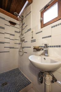 een badkamer met een wastafel en een douche bij Madeira-Meerblick-Haus in Estreito da Calheta +46 foto's