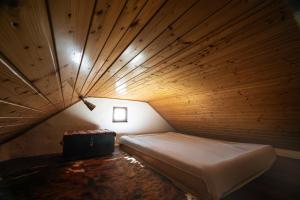 een kleine kamer met een bed in een houten plafond bij Madeira-Meerblick-Haus in Estreito da Calheta