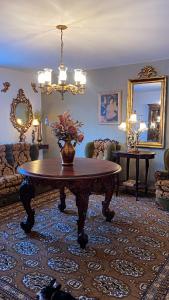 een woonkamer met een tafel met een vaas erop bij Imperial in Lauro de Freitas