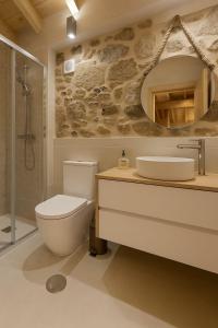 un bagno con wc, lavandino e doccia di Uíma River House 