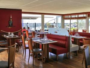 En restaurant eller et andet spisested på ibis Granville Port De Plaisance
