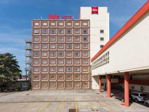 a building with a hicks hotel sign on top of it at ibis Sao Jose dos Campos Dutra in São José dos Campos