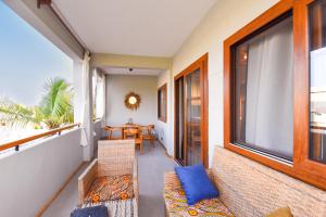 un balcone con due sedie e un tavolo di Castle Residence Zanzibar a Jambiani