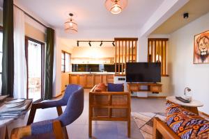 un soggiorno con un divano e una TV di Castle Residence Zanzibar a Jambiani