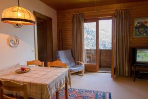 a dining room with a table and chairs and a television at Haus Framgard in Zirkitzen