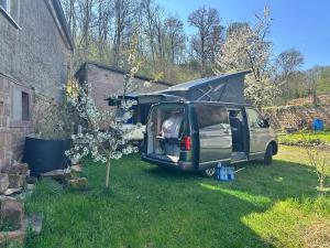 een busje geparkeerd in het gras met zijn deur open bij Himmelswege in Niederdorla +15 foto's