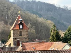 een kerk met een toren met een klok erop bij Himmelswege in Niederdorla