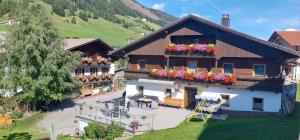 un edificio con fiori sui balconi di Ferienwohnung Außerlechner a Kartitsch Altre 55 foto