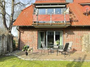 a brick house with a table and chairs on a patio at Öresundhus 2 in Prerow