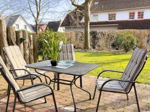 a table and four chairs on a patio at Öresundhus 2 in Prerow
