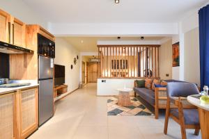 una cucina e un soggiorno con un divano e un tavolo di Castle Residence Zanzibar a Jambiani