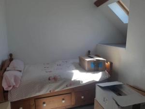 een kamer met een bed met dozen erop bij Duplex appartement in Étampes