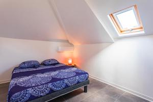 a bedroom with a bed and a window at appartement haut standing au grands fonds du moule, 6 pers, très spacieux in Le Moule