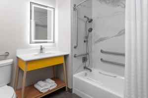 een badkamer met wastafel, douche en toilet bij Days Inn by Wyndham Waukegan in Waukegan