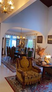 een woonkamer met een bank en een eettafel bij Imperial in Lauro de Freitas +18 foto's