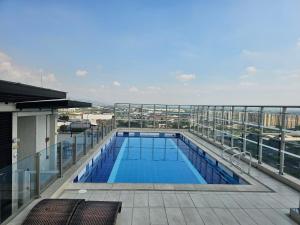 a swimming pool on the roof of a building at Apartaestudio in Cali