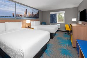 een hotelkamer met twee bedden en een flatscreen-tv bij Days Inn by Wyndham Waukegan in Waukegan