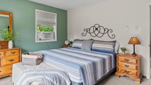 Giường trong phòng chung tại Hidden Bear by AvantStay A Central Location