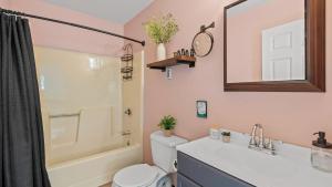 Phòng tắm tại Hidden Bear by AvantStay A Central Location +26 ảnh