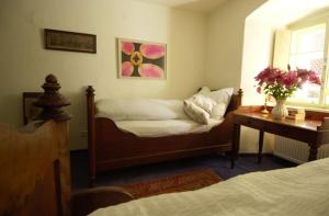 a bedroom with a bed and a desk and a bed sidx sidx sidx at Gut Ottmanach "Josefhof" in Pischeldorf