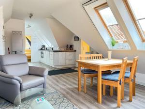 a kitchen and dining room with a table and chairs at Ostseeauszeit in Prerow